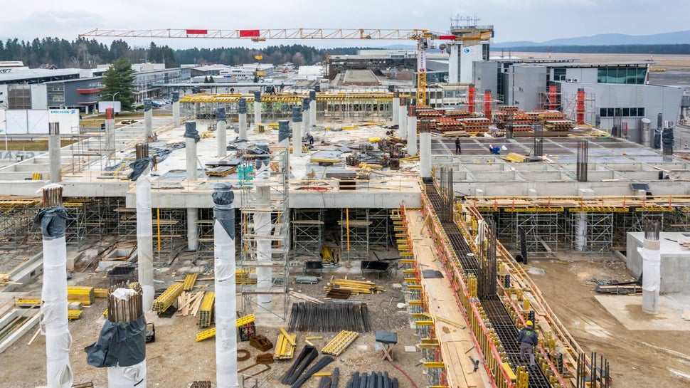 Nosivu konstrukciju objekta čini AB skelet s okruglim stupovima promjera 90 cm i međuetažnom konstrukcijom s AB gredama i AB pločom.