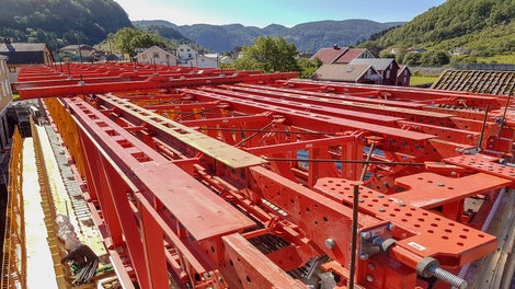 VRB fagverk med opphengsdetaljer oppå