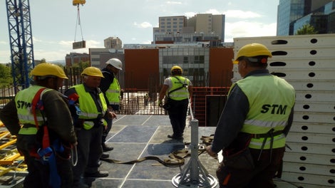 Представител на ПЕРИ България извършва обучение за безопасна работа на височина със SKY Anchor