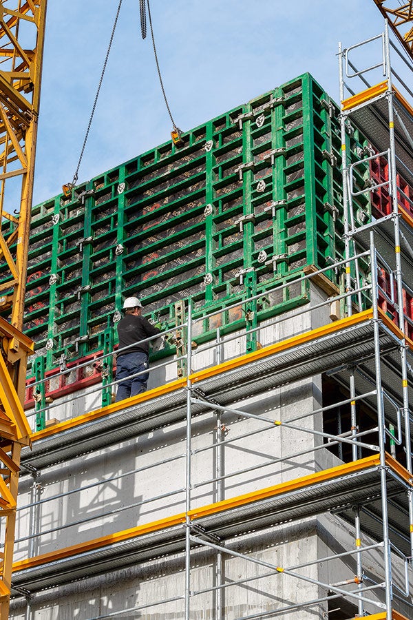 PERI UP Easy diente unter anderem als sicheres Arbeitsgerüst für die Rohbauarbeiten mit der MAXIMO Rahmenschalung, die auf der Ulmer Baustelle in Schmid-eigener Kundenfarbe eingesetzt wurde.