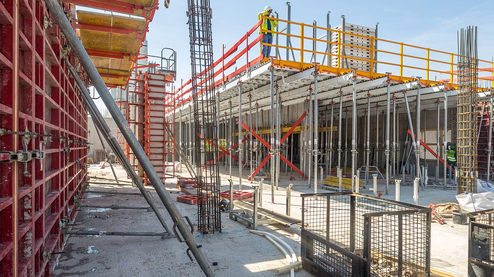 Vom Ein- und Mehrfamilienhaus bis hin zum modernen Einkaufszentrum – PERI bietet wirtschaftliche System- und Individualschalungen für unterschiedlichste Projekte im Wohn- und Nichtwohnbau.