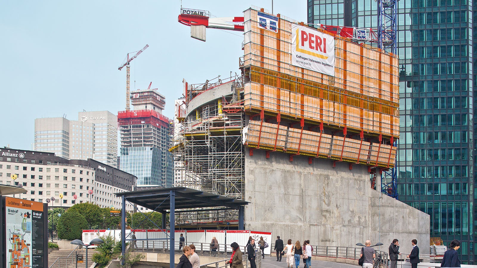 "拉德芳斯 2015" 规划包含了多个翻新建筑和一些新建建筑，如美利亚酒店及上图中位于背景的Tour Majunga大楼, 项目的核心筒在施工时使用的是派利公司ACS自动爬架系统