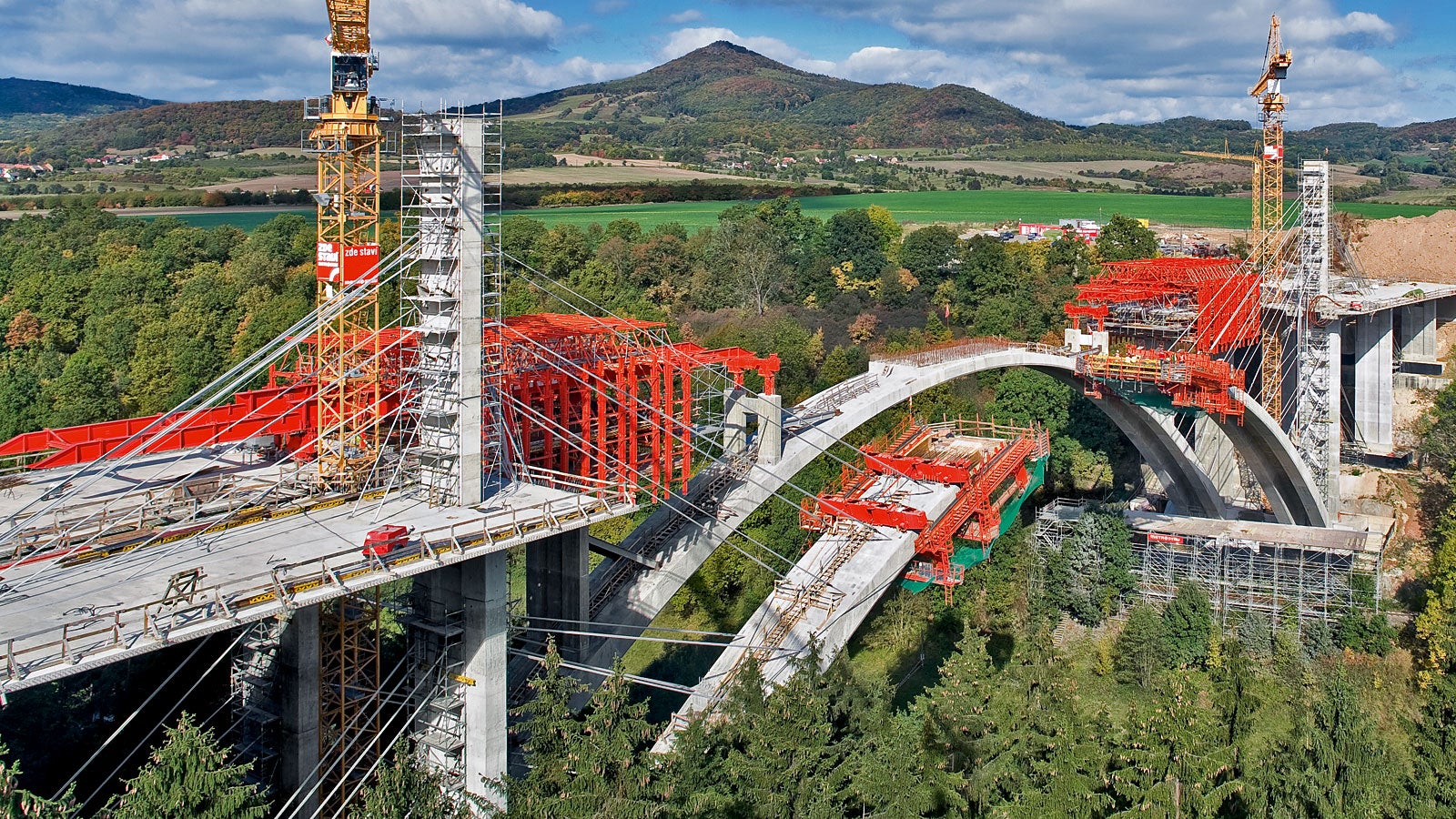 The 258 m long and 50 m high arched bridge crosses the Opamo Valley in the Bohemian Forest.