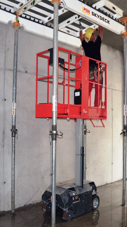 升降平台保证了安全的拆模、立模；也可用于后续的模板调整以及承重支架的拆除操作。