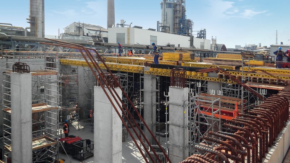 Priečne a pozdĺžne prievlaky v mieste stĺpov zosilňujú stropné dosky s hrúbkou 300 mm