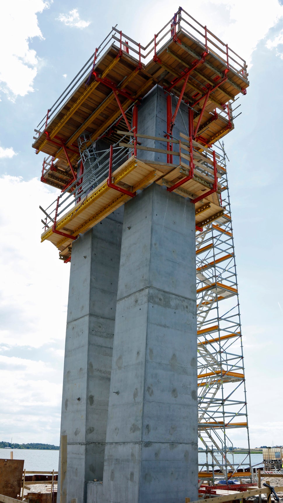 SCS klatring – støbning af tværbjælker. PERI UP trappetårn som adgangsvej