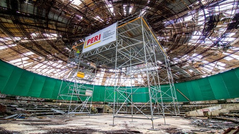 Главна зала в паметник Бузлуджа, където в средата на тавана се намира централната мозаечна розетка, която е на светла височина 11.70 m от пода