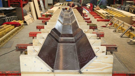 Dbałość o szczegóły i detale betonów architektonicznych od fazy projektowania idealnej formy deskowaniowej do fazy rozdeskowania wykonanego elementu. 