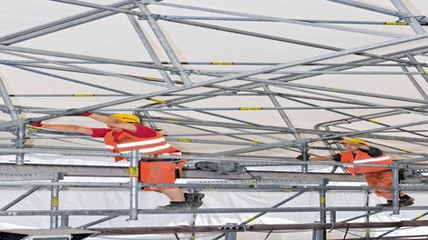 Due to the low weight, roof segments can easily be moved by hand.