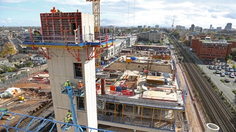 Free of tripping hazards in front of and behind the formwork as the platform lining is placed over the brackets (valid for CB 240)