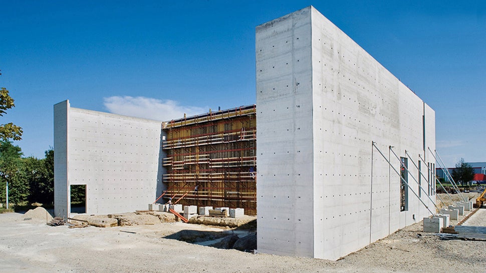 With the flexible VARIO GT 24 wall formwork system, the requirements regarding the formlining joint arrangement as well as the requested execution and positioning of the tie points could easily be fulfilled.