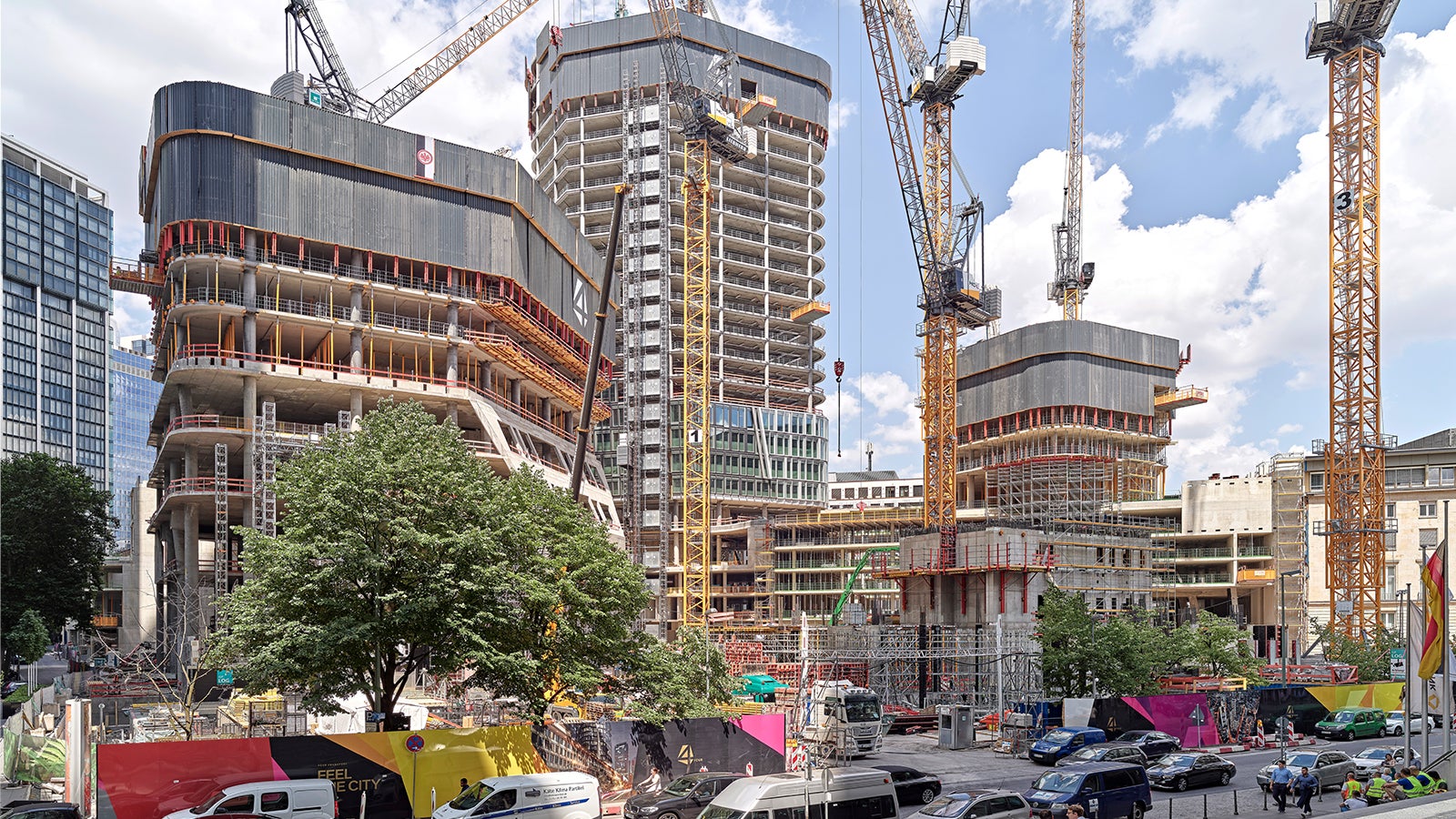 PERI gestaltet die Umsetzung des innerstädtischen Groß &amp; Partner Projekts FOUR Frankfurt mit einer Vielzahl an Systemen für Schalungs- und Gerüstanwendungen sowie im Bereich der Klettertechnik unter höchsten Sicherheitsvorschriften und einem anspruchsvollen Logistikkonzept maßgeblich und erfolgreich mit.