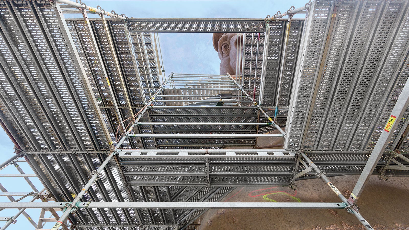 The PERI UP Rosett Flex modular scaffold system provided safe working conditions for the craftsmen and metal designers during the realisation of the 33 m high bronze work of art.