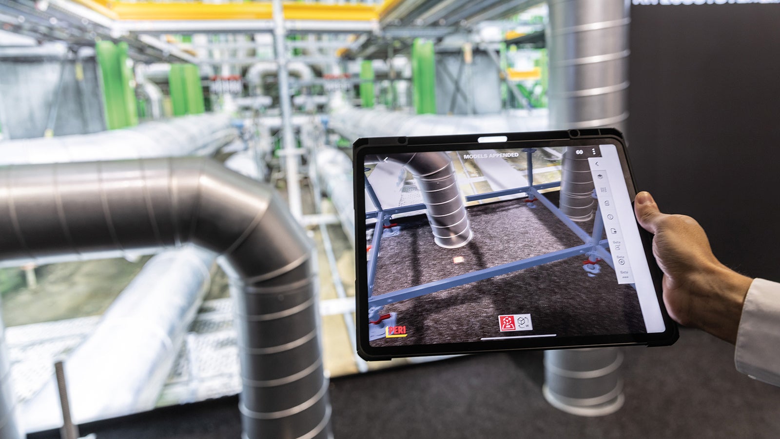 Mit der PERI Extended Experience App bringt PERI die mobile 3D-Visualisierung von Schalungs- und Gerüstprojekten auf ein neues Level und optimiert damit die Kommunikation, Sicherheit und Effizienz auf der Baustelle. 