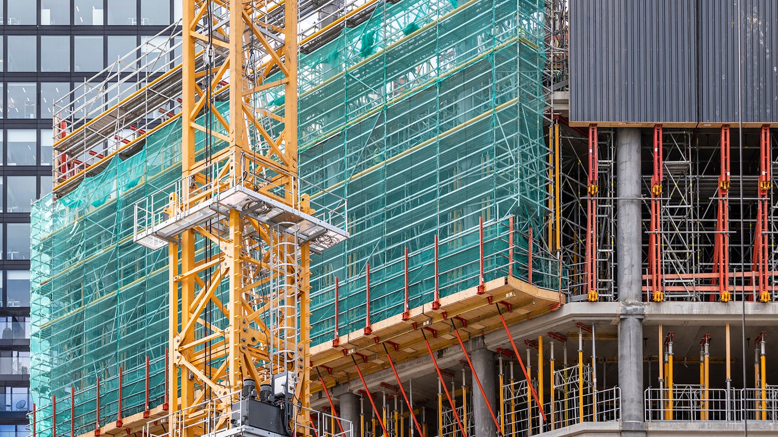 PERI climbing protection panels were used to completely enclose the leading edges of the towers’ upper floors. As a result, the construction site staff were protected against fall hazards, falling objects and strong winds at all times.