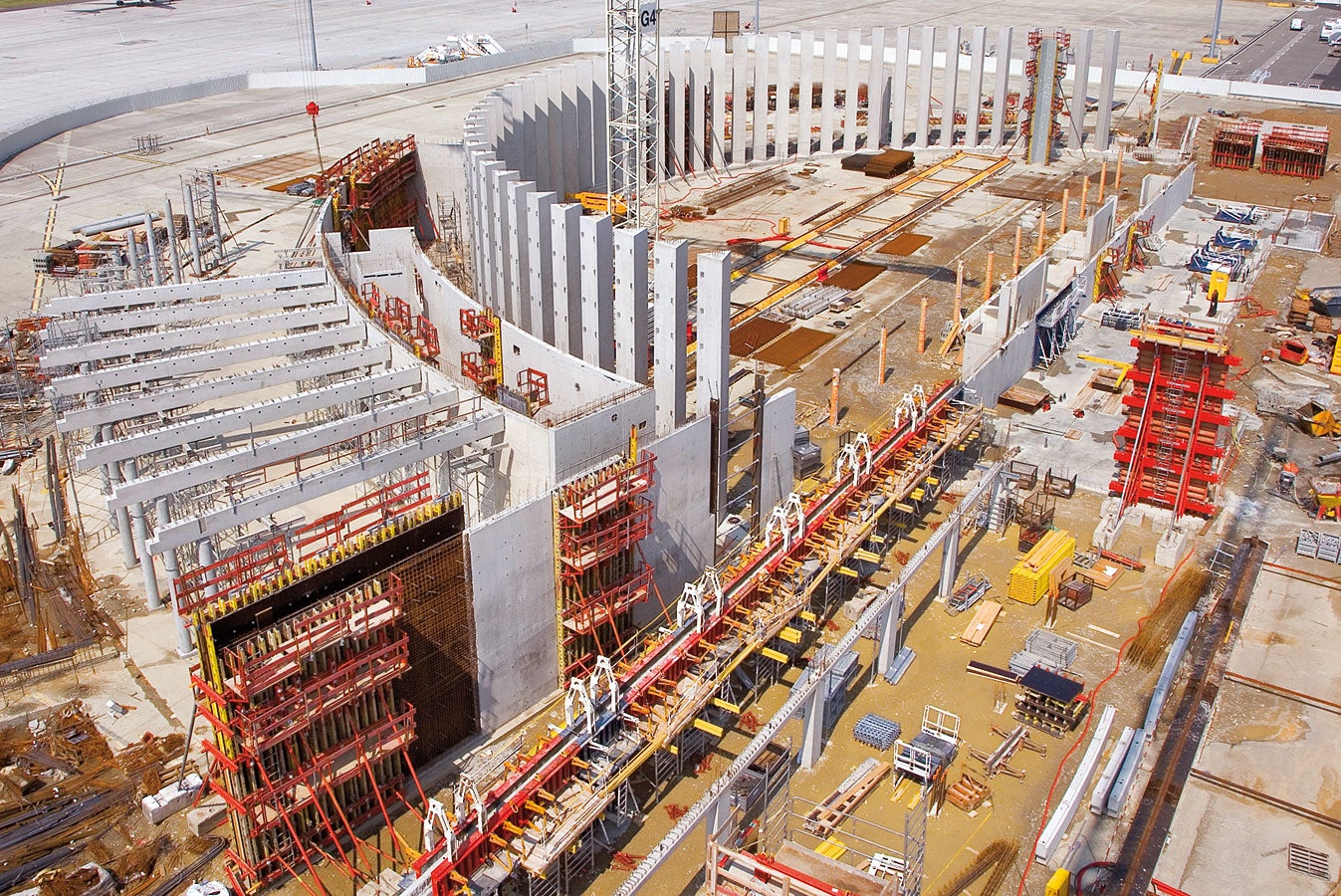 As colunas de concreto armado posicionadas semicirculares foram concretadas em um derrame em toda a altura de 11,75 m.