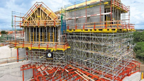 Krążyny z elementów systemowych modułowego zestawu inżynieryjnego VARIOKIT stanowią bazę dla rusztowania podporowego PERI UP Rosett. Wypory wysokonośne umożliwiają optymalne dopasowanie do nachylonego podłoża.