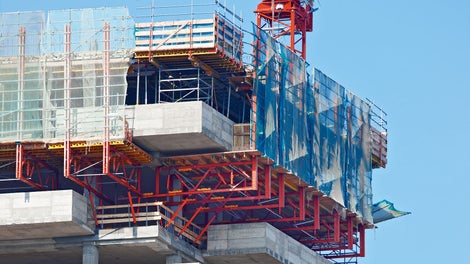 Vyložené příhradové konstrukce VARIOKIT z pronajímatelného materiálu odvádějí vysoké zatížení čerstvý betonem z masivních balkonů s tloušťkou 28 cm a výškou parapetu 1,30 m.