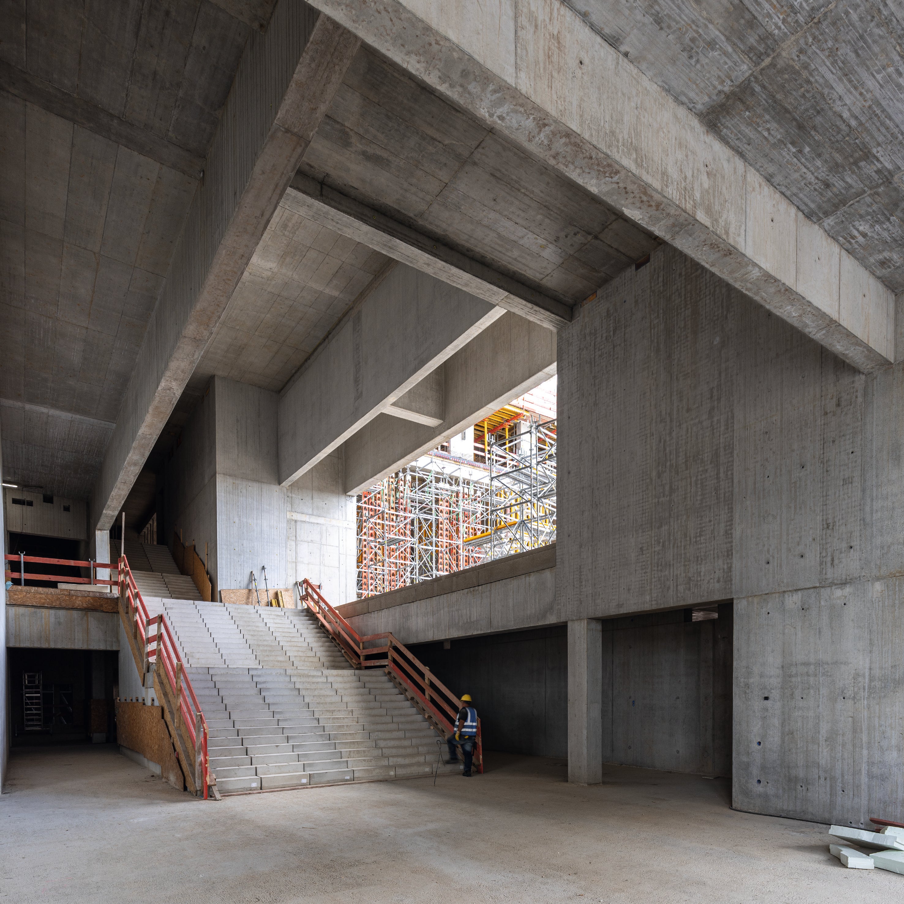 Der komplexe Bauablauf unter Berücksichtigung massiver Bauteile, beispielsweise bei den großzügig gestalteten Eingangsbereichen und Treppenanlagen, erforderte eine detaillierte Ausführungsplanung über alle Bauphasen hinweg.<br/>(Foto: PERI Deutschland)<br/>