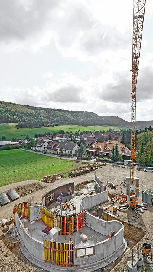 使用PERI RUNDFLEX，即使是复杂、不断变化的几何造型，也可经济地实现浇筑。<br/>