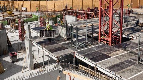 Systém SKYDECK se montuje jednoduše a bezpečně. Panely spočívají na hřebenových lištách a jsou tak zajištěné proti posunutí. I neproškolení montéři se s jejich manipulací seznámí velmi rychle.