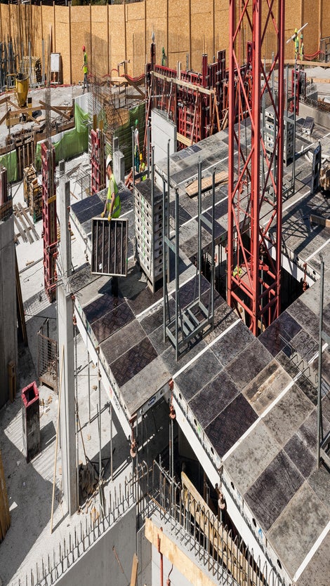 Systém SKYDECK se montuje jednoduše a bezpečně. Panely spočívají na hřebenových lištách a jsou tak zajištěné proti posunutí. I neproškolení montéři se s jejich manipulací seznámí velmi rychle.