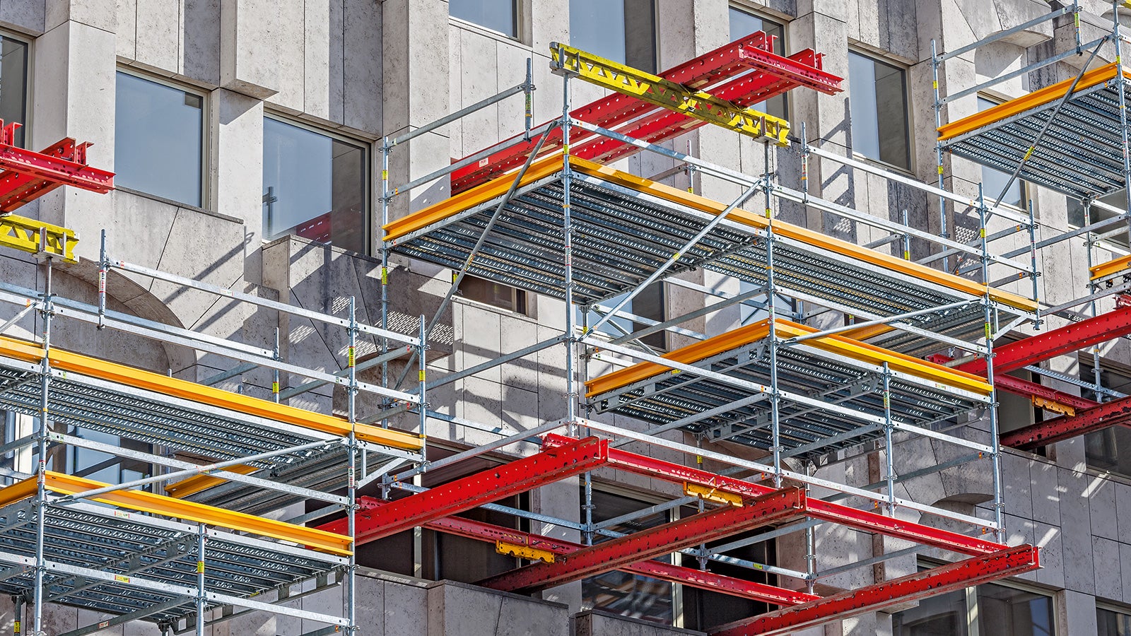 Arbeitsplattformen und Zugangslösungen aus der Kombination von PERI UP und VARIOKIT können einfach in bestehende Strukturen und verschiedene PERI Systeme integriert werden. Wie dies funktioniert, demonstriert der Gerüsthersteller auf der bauma.