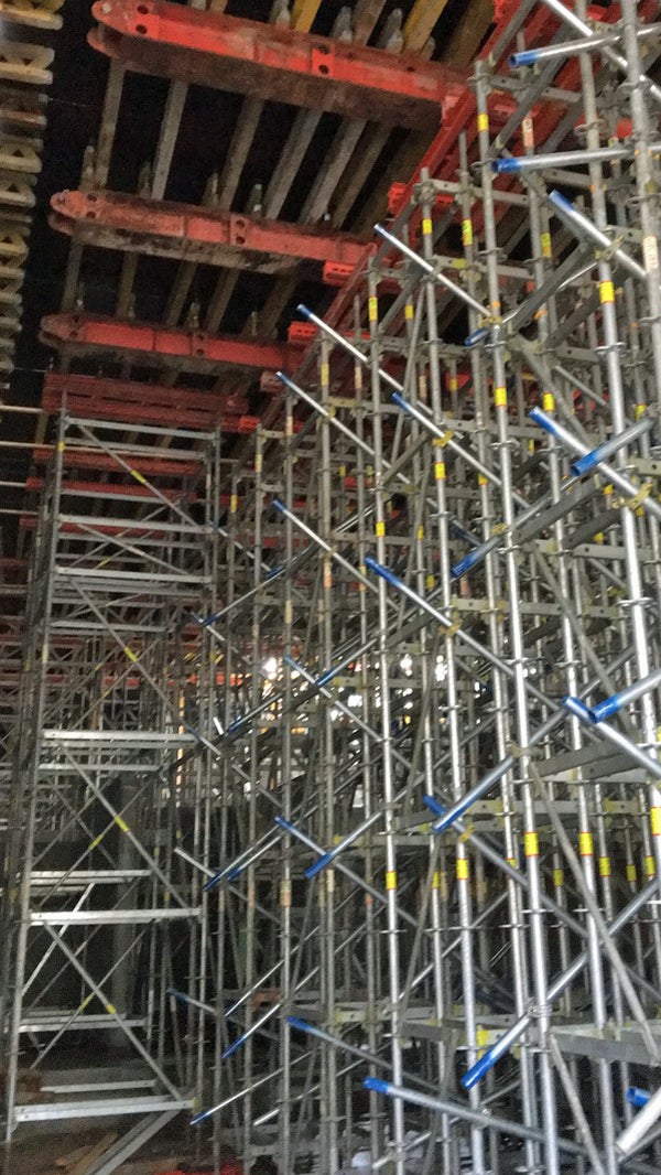 PERI UP understøtningstårne med udkragede HDT bjælker