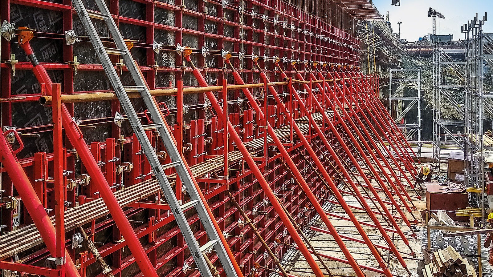 Soluția de cofraj cu o singură față formată din Sistemul SCS Climbing și cofrajul LIWA a făcut posibilă formarea secțiunilor de betonare de 24 m și lungime de 4,5 m într-o singură turnare.