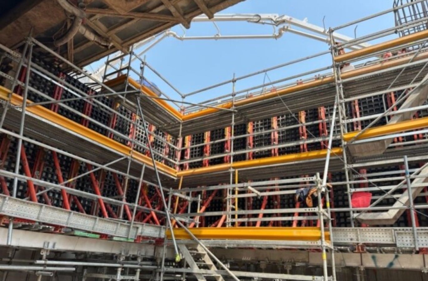 Client combined DUO and PERI UP to deliver efficient wall construction with integrated, safe access at every stage.