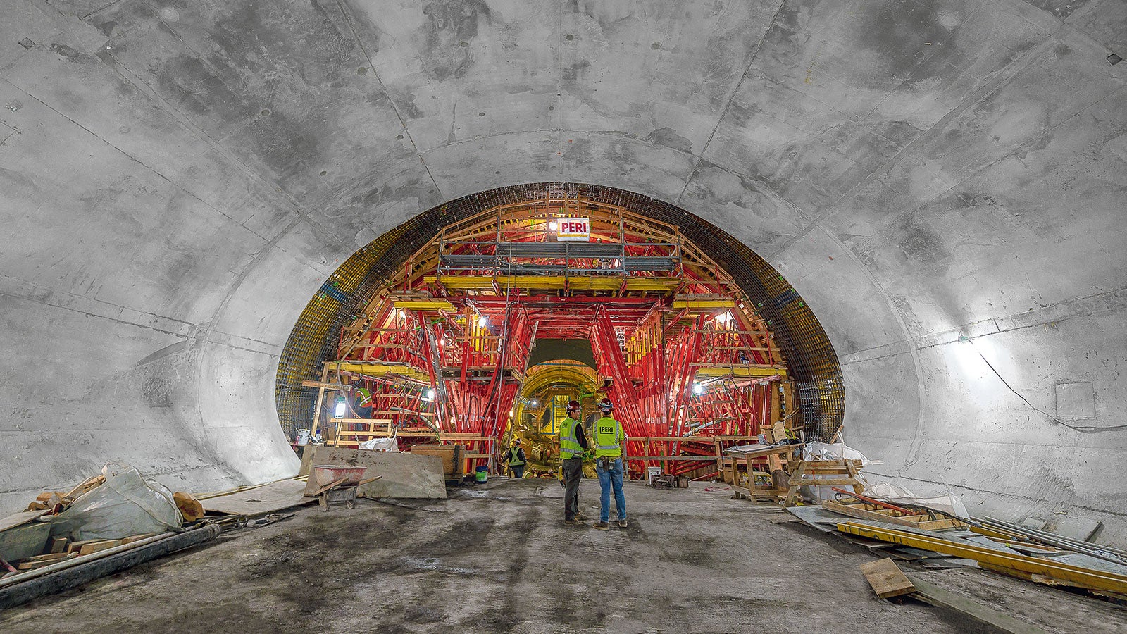 Tunneli sisemise osa ehitamiseks toodi kohale liikuv toekonstruktsioon, mis koosnes VARIOKIT komponentidest. <br/>(Foto: PERI GmbH)<br/>