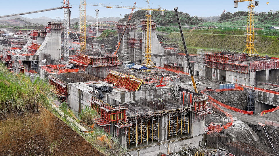 More than 12 months after starting the development work on the Panama Canal, the dimensions and the massive structural elements are clearly visible.