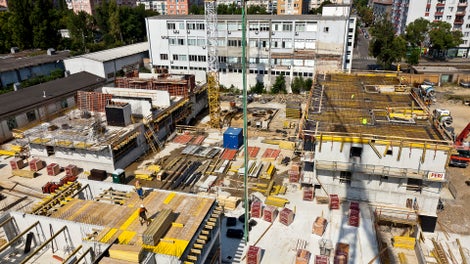 Rýchle dodávky materiálu zabezpečili bezproblémový priebeh debniacich prác.