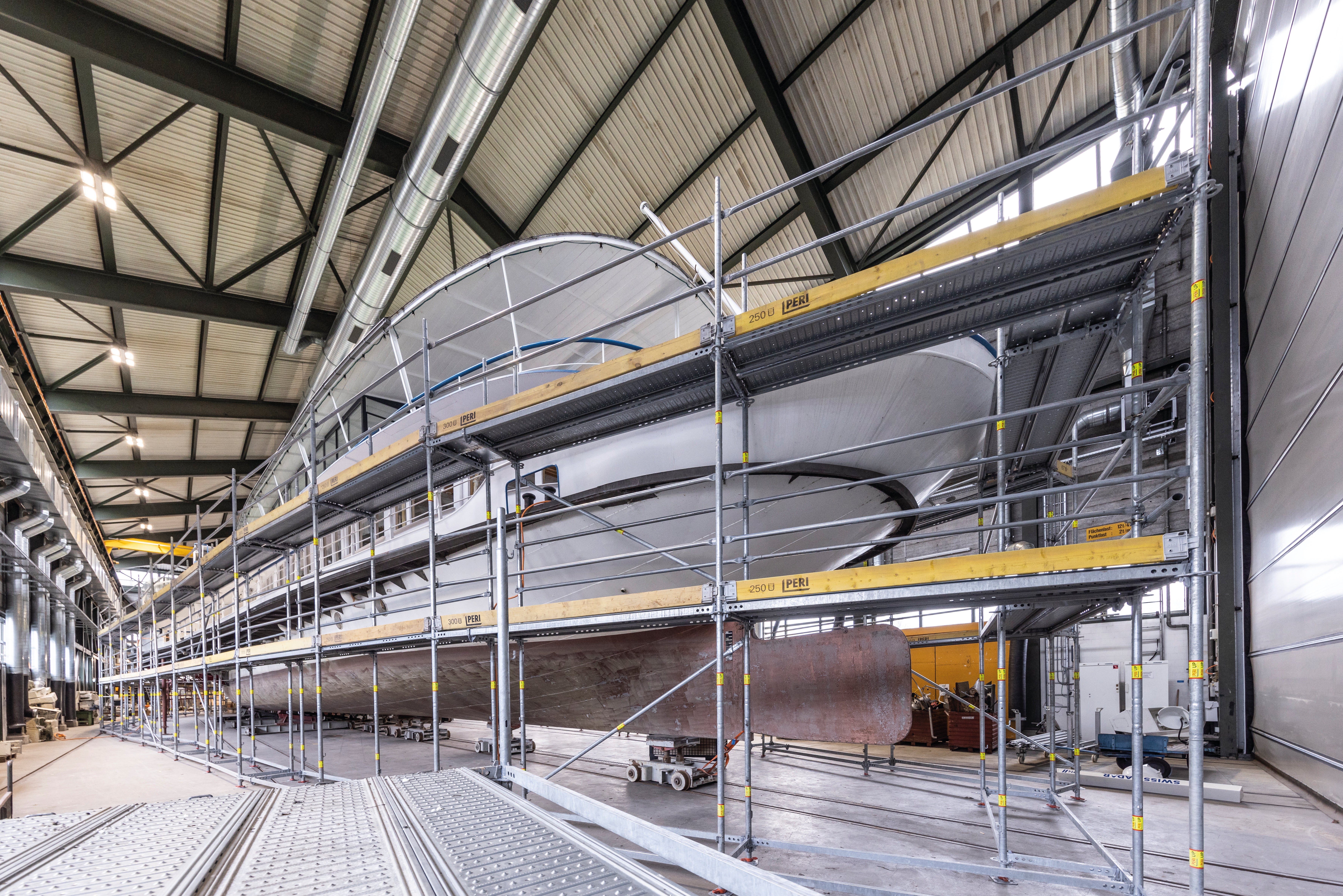 Mit der Stielbauweise des PERI UP Fassadengerüsts ist es möglich, das Gerüst problemlos auf die Geometrie des Schiffs anzupassen.<br/>(Foto: PERI SE)<br/>