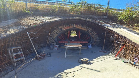 Buse sous l’A36, Argilly : des systèmes VARIOKIT sur filières spécialisées ont été utilisés pour réaliser cette buse sous l’autoroute A36. Des coffrages performants pour un assemblage simple, et un travail très rapide qui ont apporté une grande satisfaction au client. (Photo : PERI France)<br/>