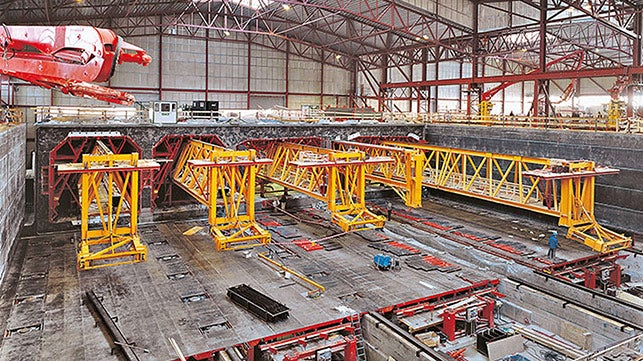 <p>A purpose-built field factory produces the tunnel segments in a dry dock. The individual tunnel elements are towed out to the open sea using pontoons and then sunk to their designated positions on the seabed.</p><br/>