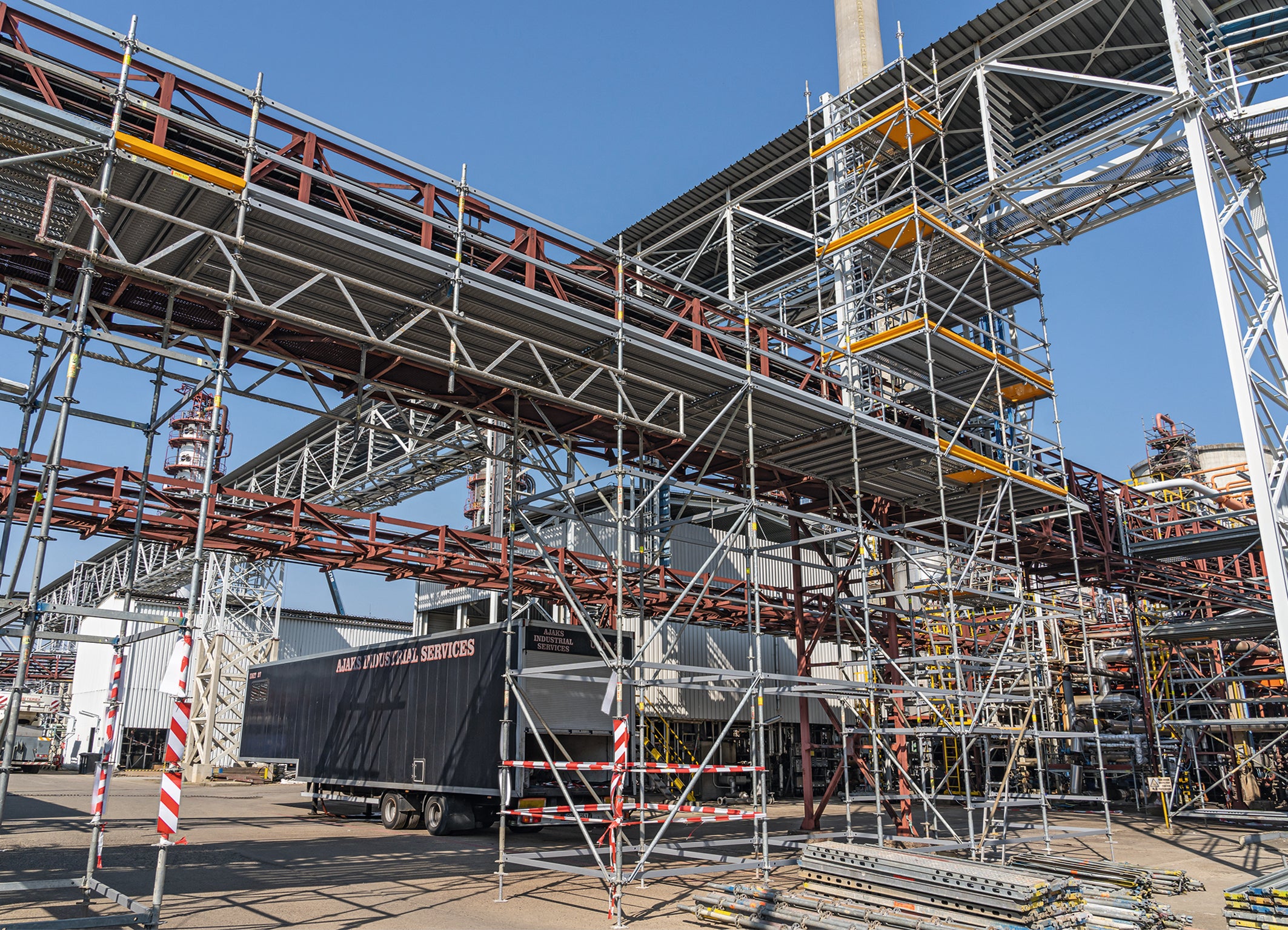 Die spaltfreien Beläge mit rutschfesten Oberflächen ermöglichten einen nahtlosen Zugang auch bei beengten Platzverhältnissen.<br/>(Foto: PERI CZ)<br/>