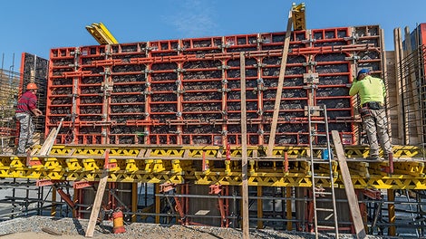 Stěnový systém bednění DOMINO pro bednění opěry.