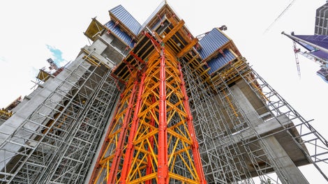 System wież wysokonośnych PERI VST o nośności jednej wieży do 280 ton.
