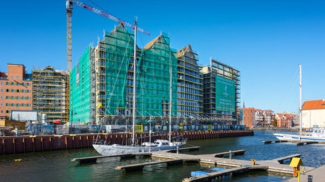 Bezpieczeństwo montażu rusztowań PERI UP Easy zapewnione dzięki zintegrowanej poręczy wyprzedzającej. Poręcz następnego poziomu montowana jest za pomocą ramy Easy z niższego, zabezpieczonego już kompletną balustradą. Fot. Wojciech Dziedzic