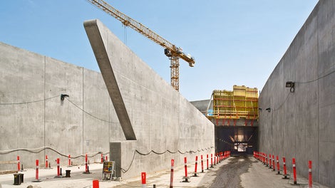 The walls of the tunnel entrances are characterized by their special shape. These areas were formed using project-specific girder wall formwork which included GT 24 formwork girders with special lengths.