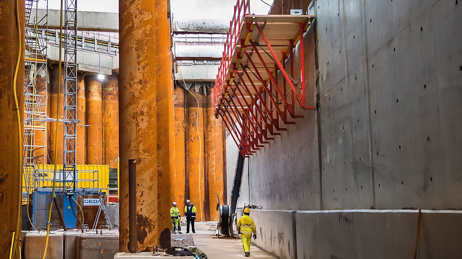 The formwork for the top external wall area, i.e. the counterpart to the internal arch, is supported by means of SCS Climbing Brackets. These brackets provide generous working areas and ensure safe load transfer into the previously concreted walls.