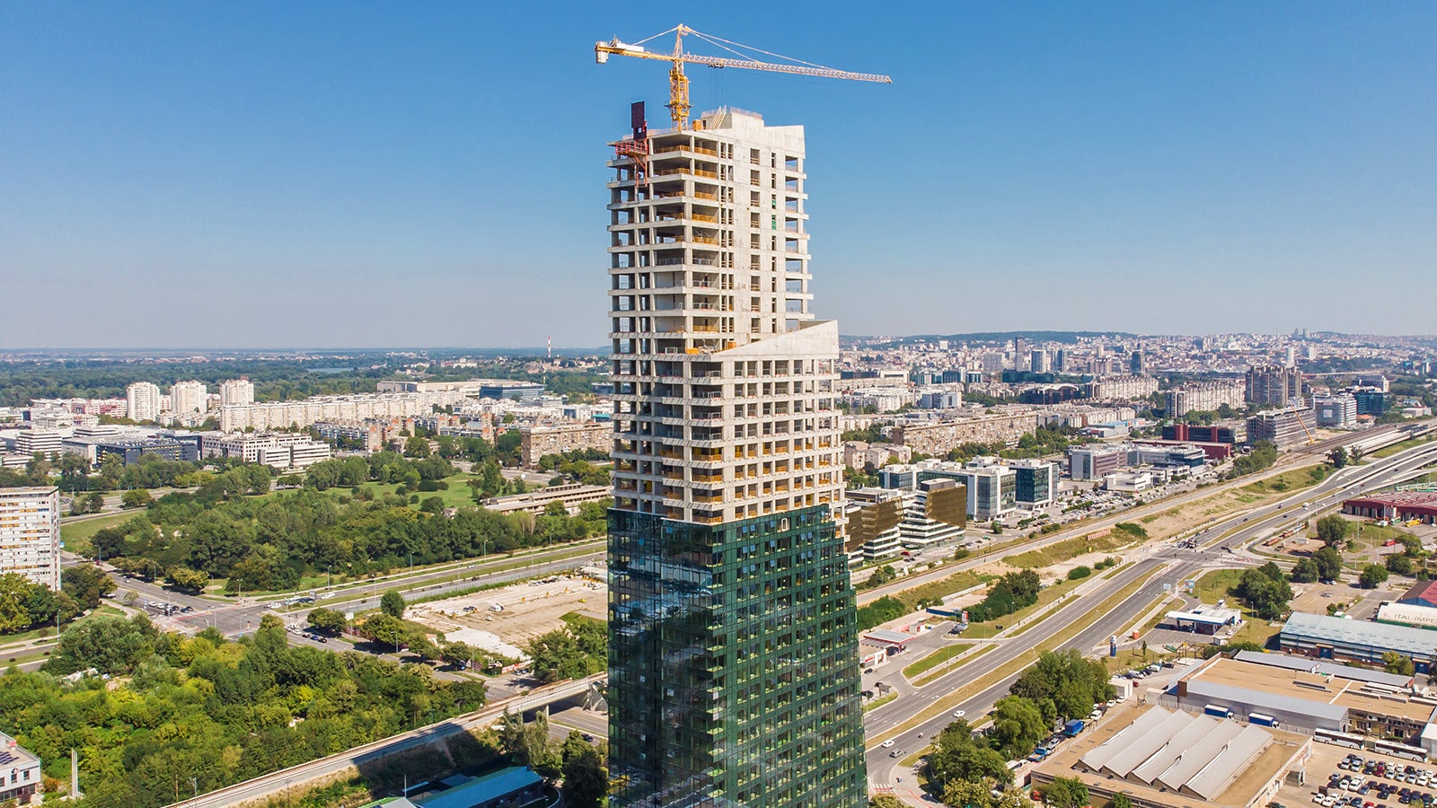 Konstantnom tehničkom podrškom, naprednom logistikom i olakšanim procesom nabavke <br/>kompanija PERI pomogla je izvođenje konstrukcije visine 155 metara u kratkom roku.