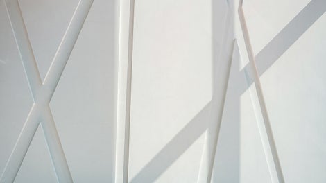 Tzv. Feature Wall tvoří větší množství prefabrikovaných betonových dílců v nejvyšší kvalitě pohledového betonu, které byly následně namontovány na betonovou stěnu přímo na místě. (Foto: Thilo Ross)