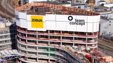 The RCS climbing protection panel provides a complete enclosure of the upper floors thus providing protection against wind and weather – this leads to an increase in productivity.