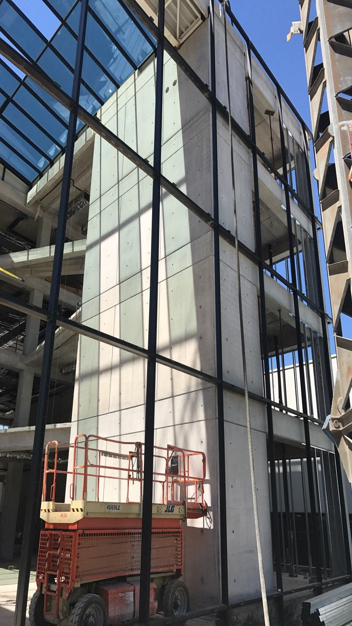 Изграждане на производствена база с представителен магазин MONNI - видим бетон на вертикални елементи