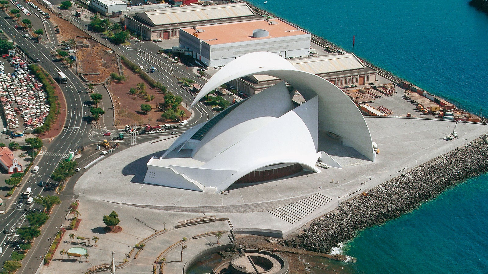 The Auditorio de Tenerife is used as a concert hall and is an example of the almost unlimited possibilities provided by concrete construction. The formwork technology required for such a structure presented a special challenge which our engineers solved in a rational and safe manner.
