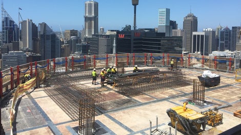 Over 700 linaer metres of PERI LPS enclosure secure and accelerate construction work on the three high-rise towers - up to the final height of 217 m.