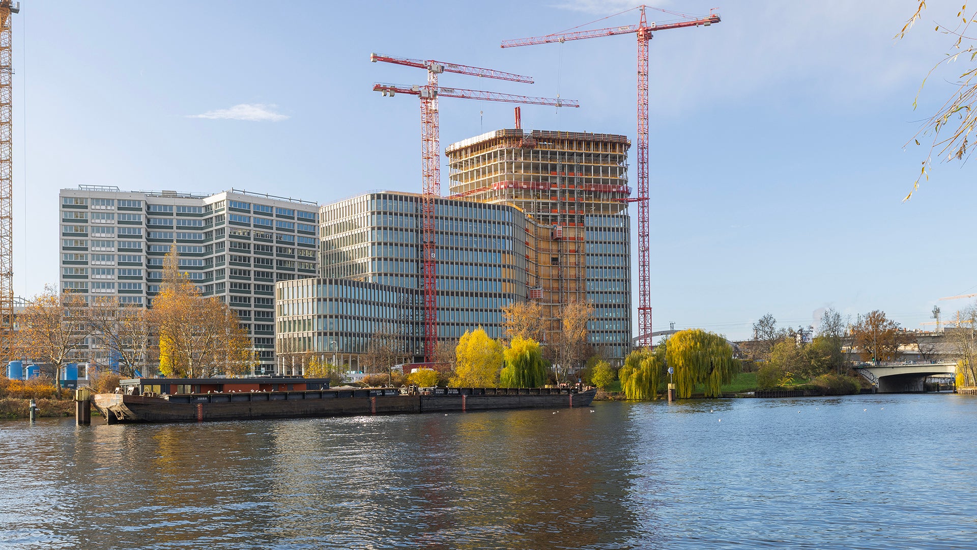 Die Europacity, Berlins neues Hauptstadtquartier, ist in den letzten Jahren rasant gewachsen. Am Nordhafen wurde kürzlich das letzte der 19 Geschosse des Upbeat fertiggestellt.