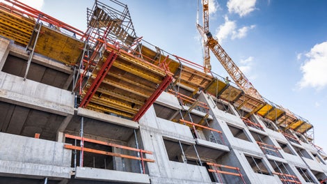 Schodisková veža na plošine VARIOKIT pre výstup pracovníkov.